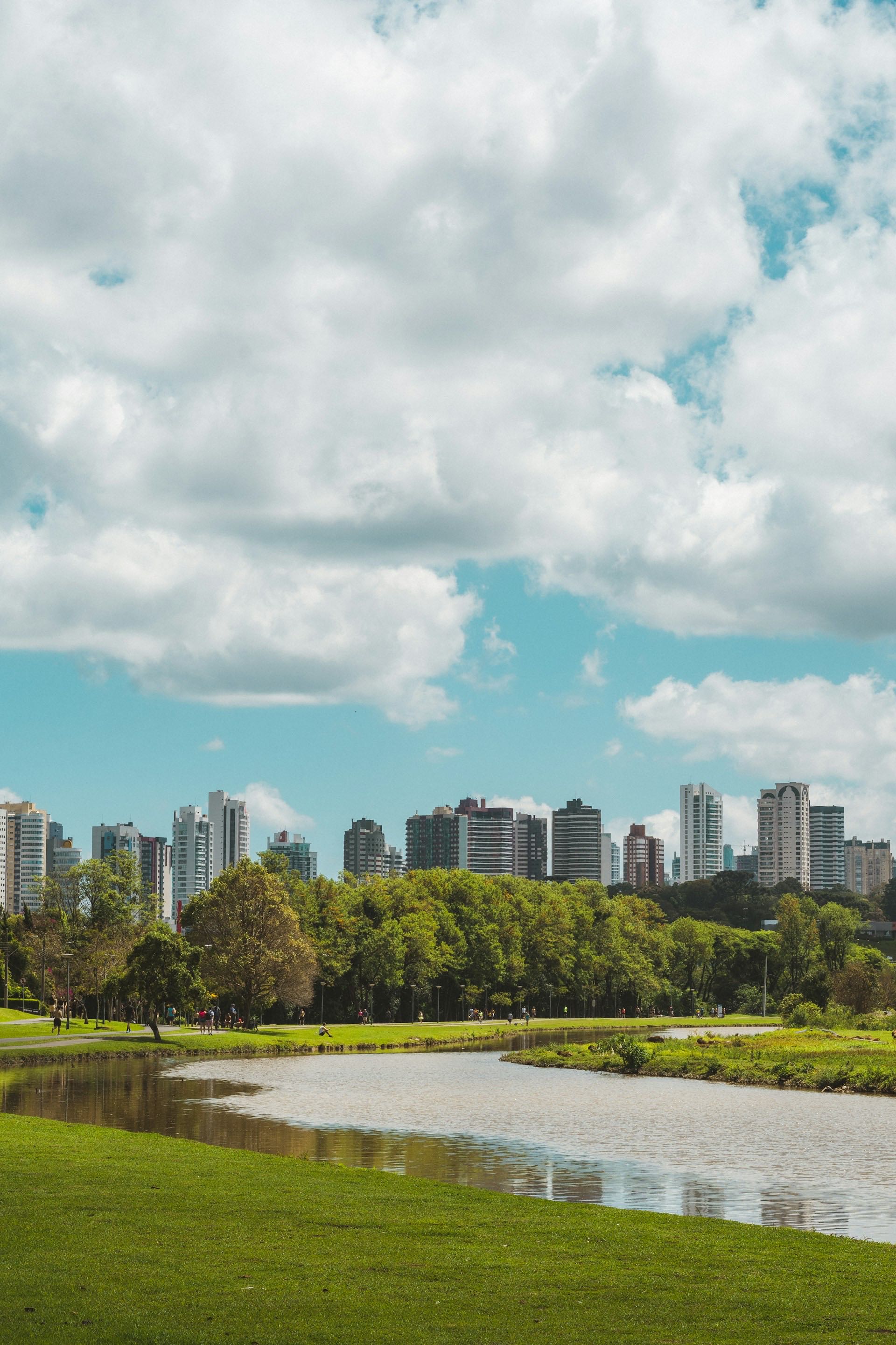 Parque Barigui e skyline de Curitiba